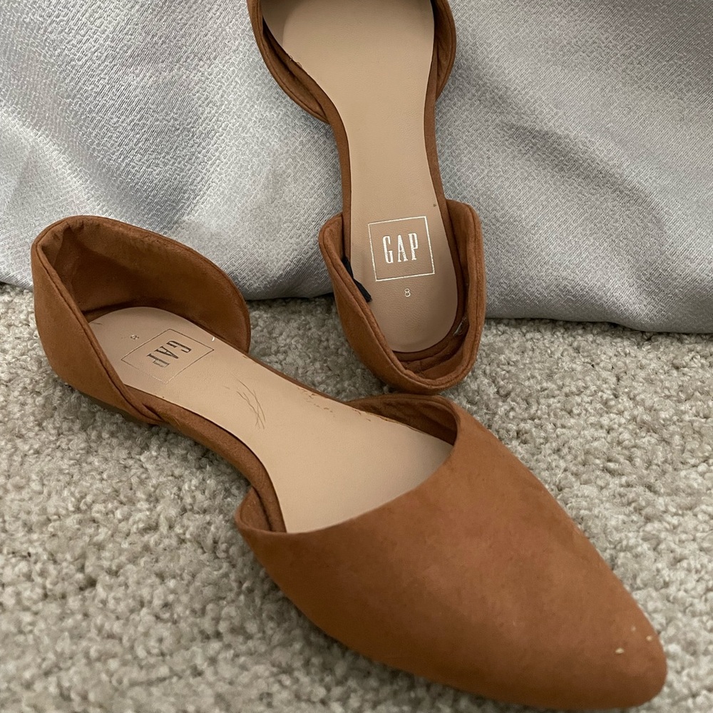 Pointed toe flat shoe